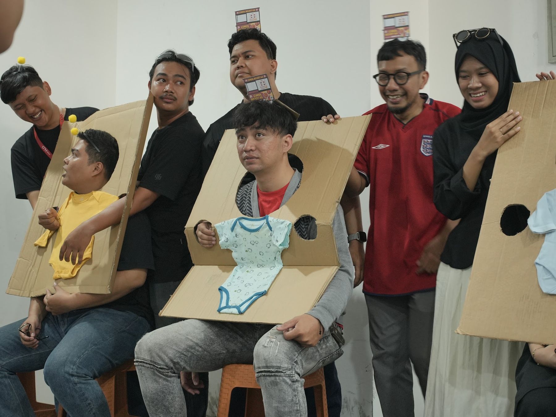 Lomba kostum kardus saat perayaan 17-an