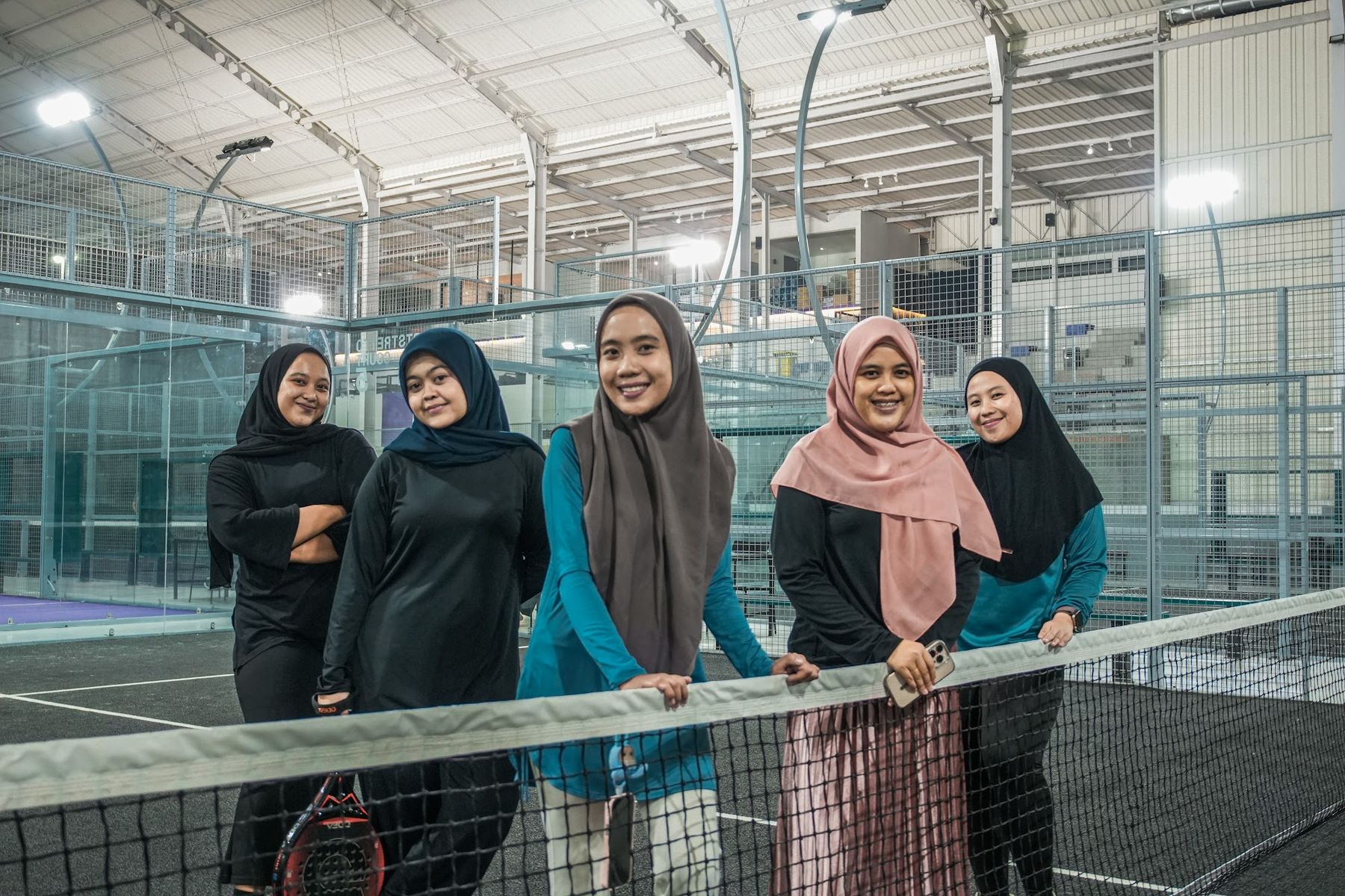 Duta Rasa berfoto santai di lapangan padel